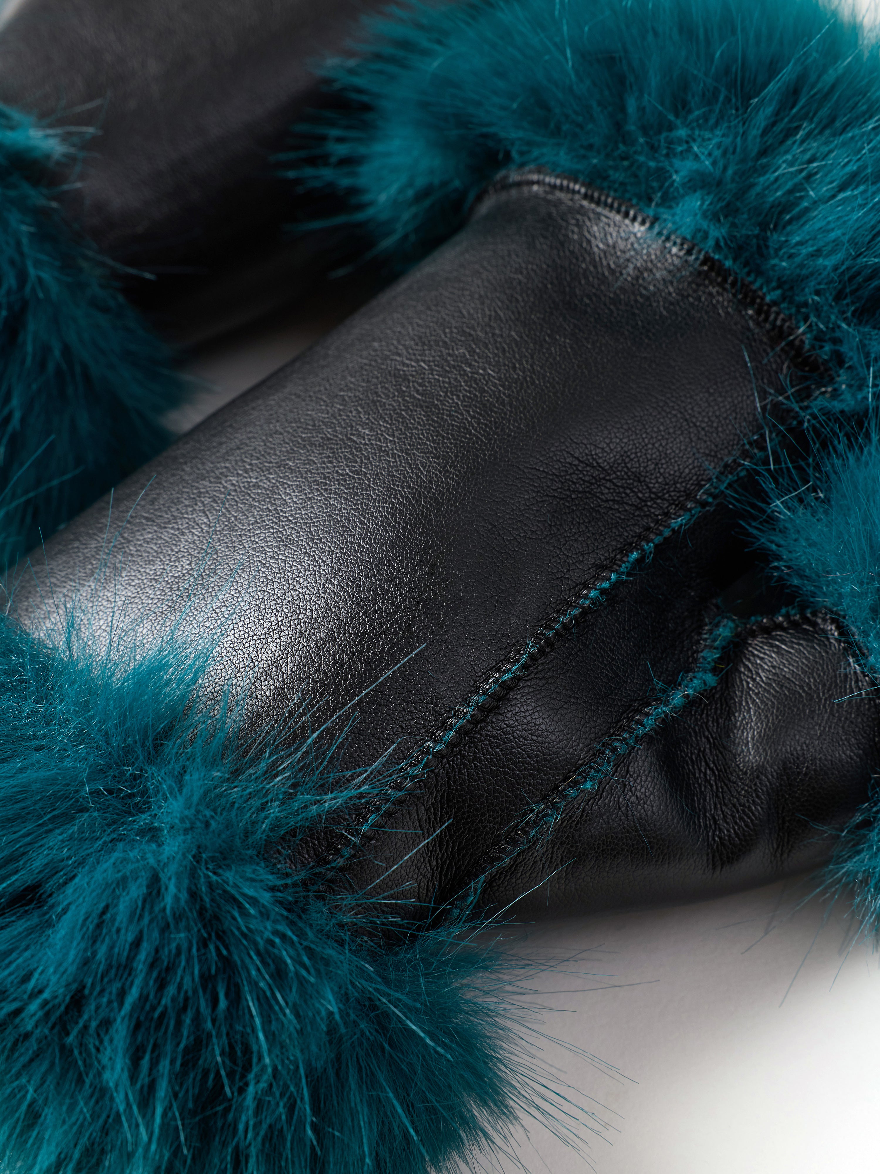 Sandy Gloves - Black Teal