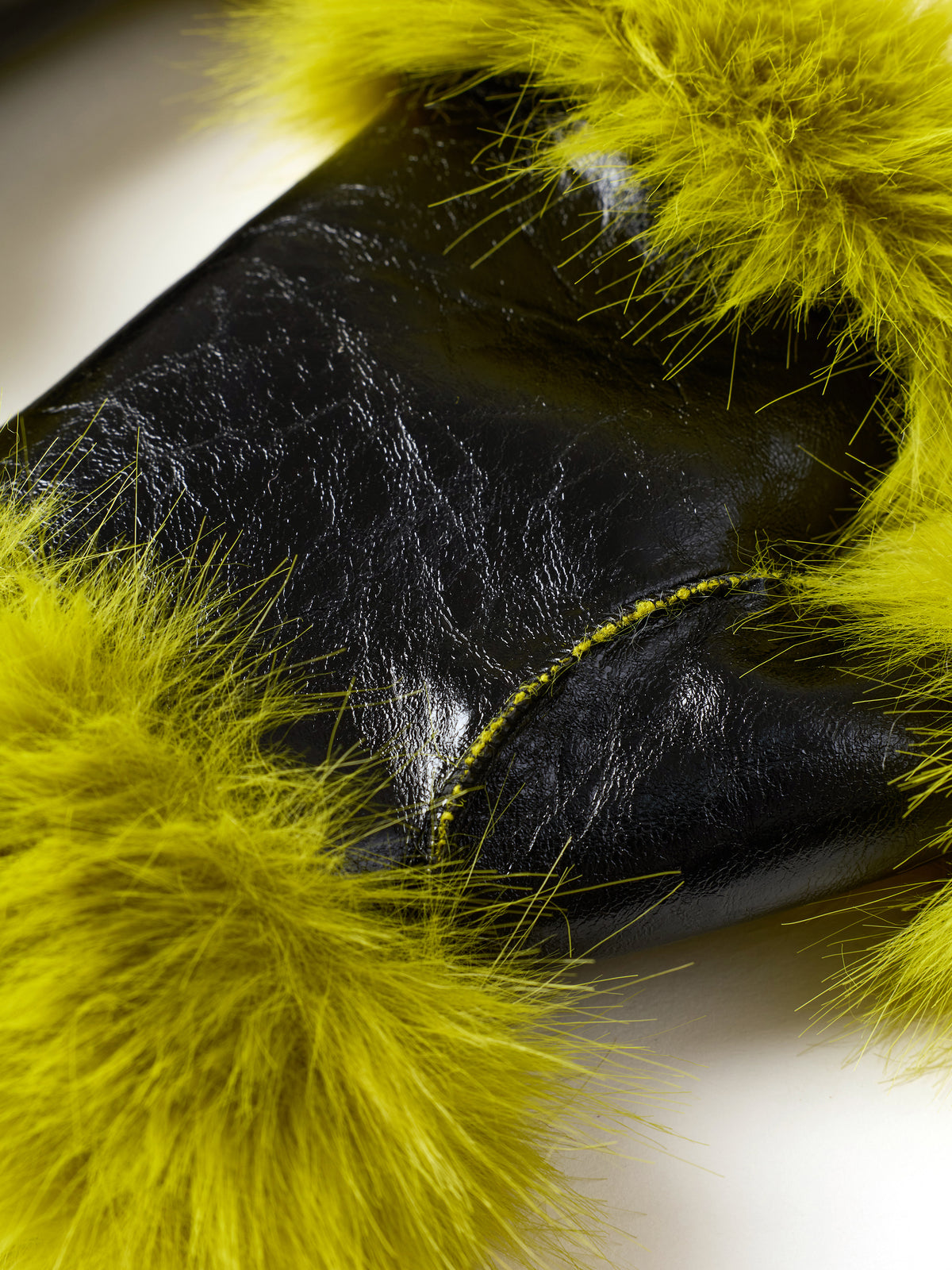 Sandy Gloves - Black Lime